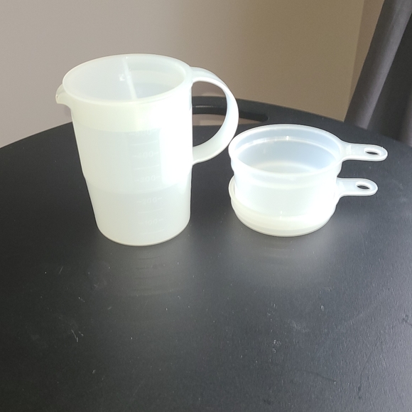 Tupperware metric measuring cup set - Picture 3 of 4